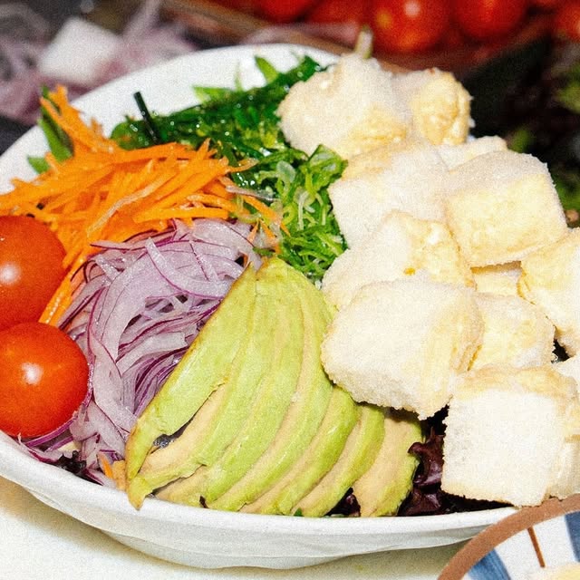 Salad with fried tofu, avocado, carrot and red onion